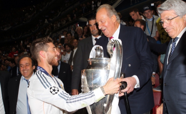 Su Majestad el Rey con la Copa de la UEFA Champions League 2014